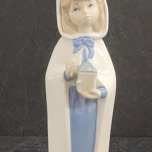 Rare Find Cascades Porcelain Lady Christmas Caroler With Lantern Made in Spain